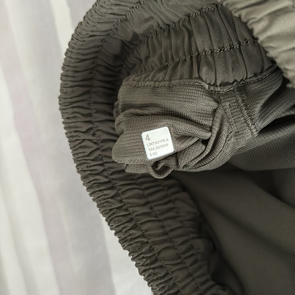 NWOT Lululemon Hotty Hot High Rise Lined Shorts 2.5 - Picture 4 of 5